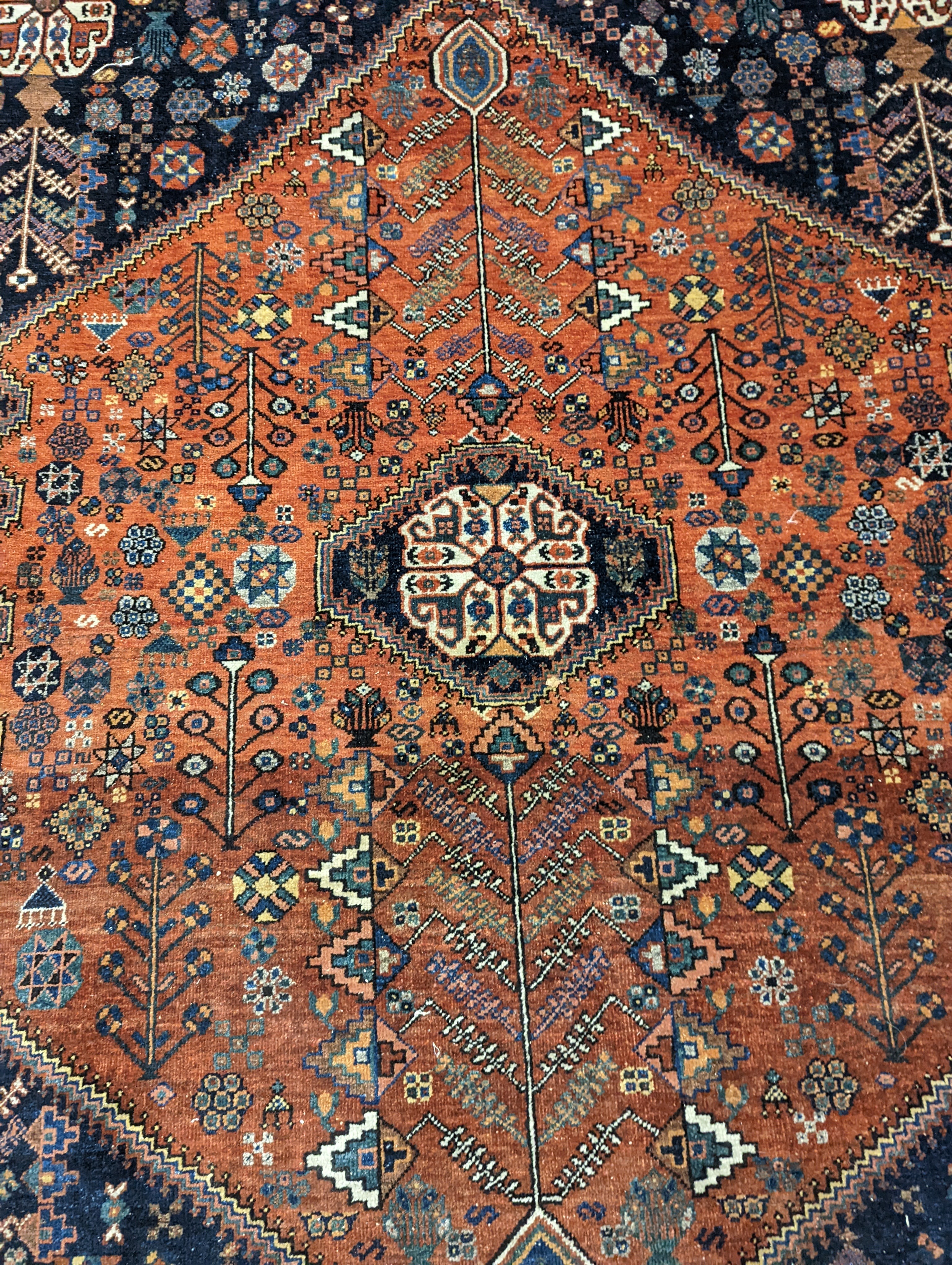 An Abadeh Persian rug, 200 x 157cm